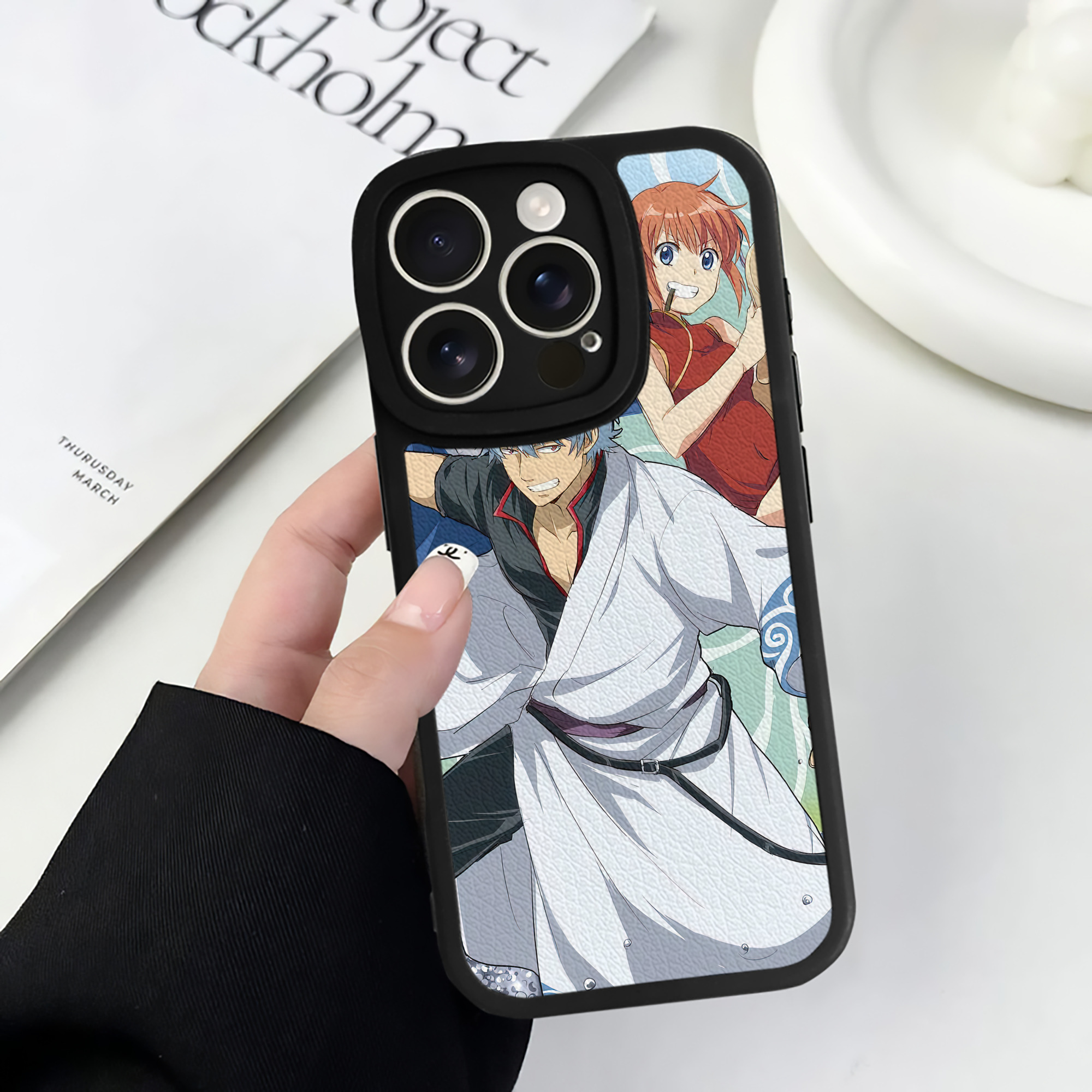 （画像用） ぎんたま 坂田銀時（さかたぎんとき） 神楽 志村新八（しむら しんぱち） GINTAMA Sakata Gintoki Kagura Shimura Shinpachi 【iPhone 16シリーズ対応】シリコンスマホケース（レザー調） 材質：シリコン